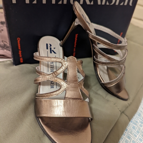 Peter Kaiser Size 6 Bronze Heels - Picture 3 of 8